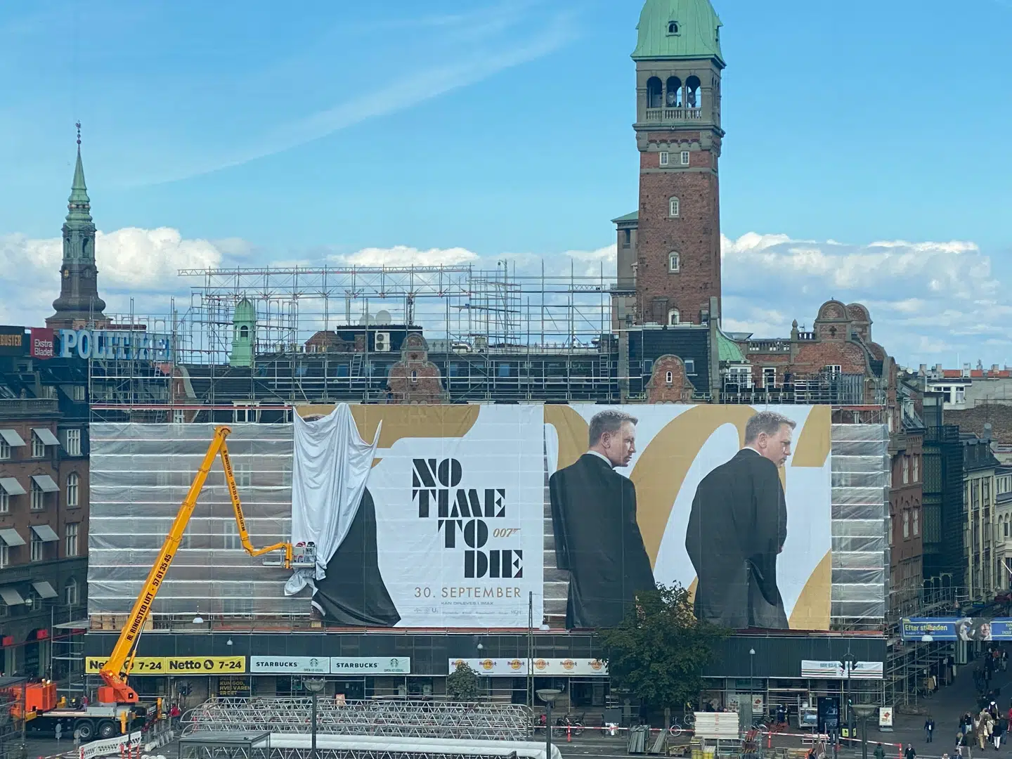 I Industriens Hus, der er ligger lige overfor banneret, nåede man at fange et billede af banner-brøleren, inden den blev rettet kort efter. Foto: Nis Peder Kolby, DI.