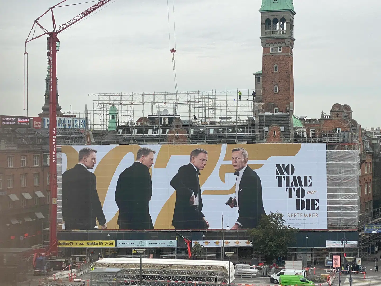 Bond-banneret efter brøleren blev rettet op på. Foto: Nis Peder Kolby.