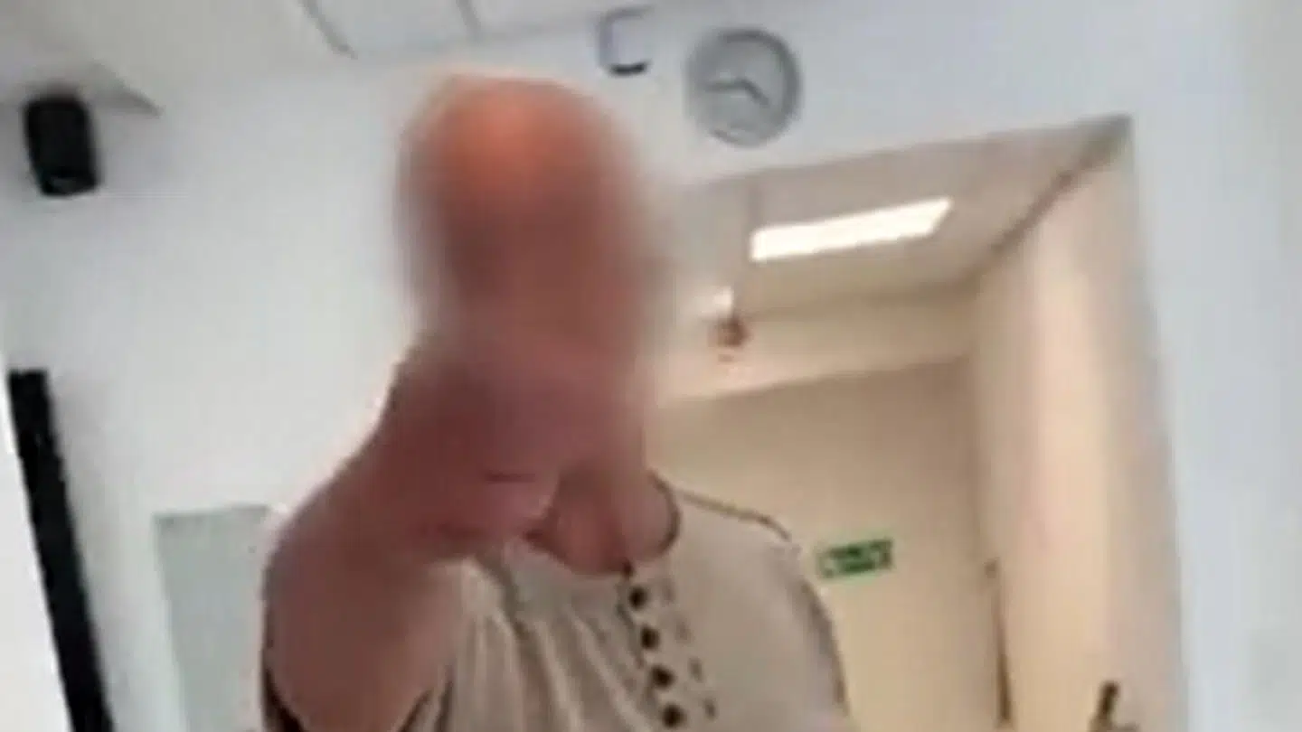 »Hold din kæft, eller du får en flad,« råber den rasende mand på videoen.