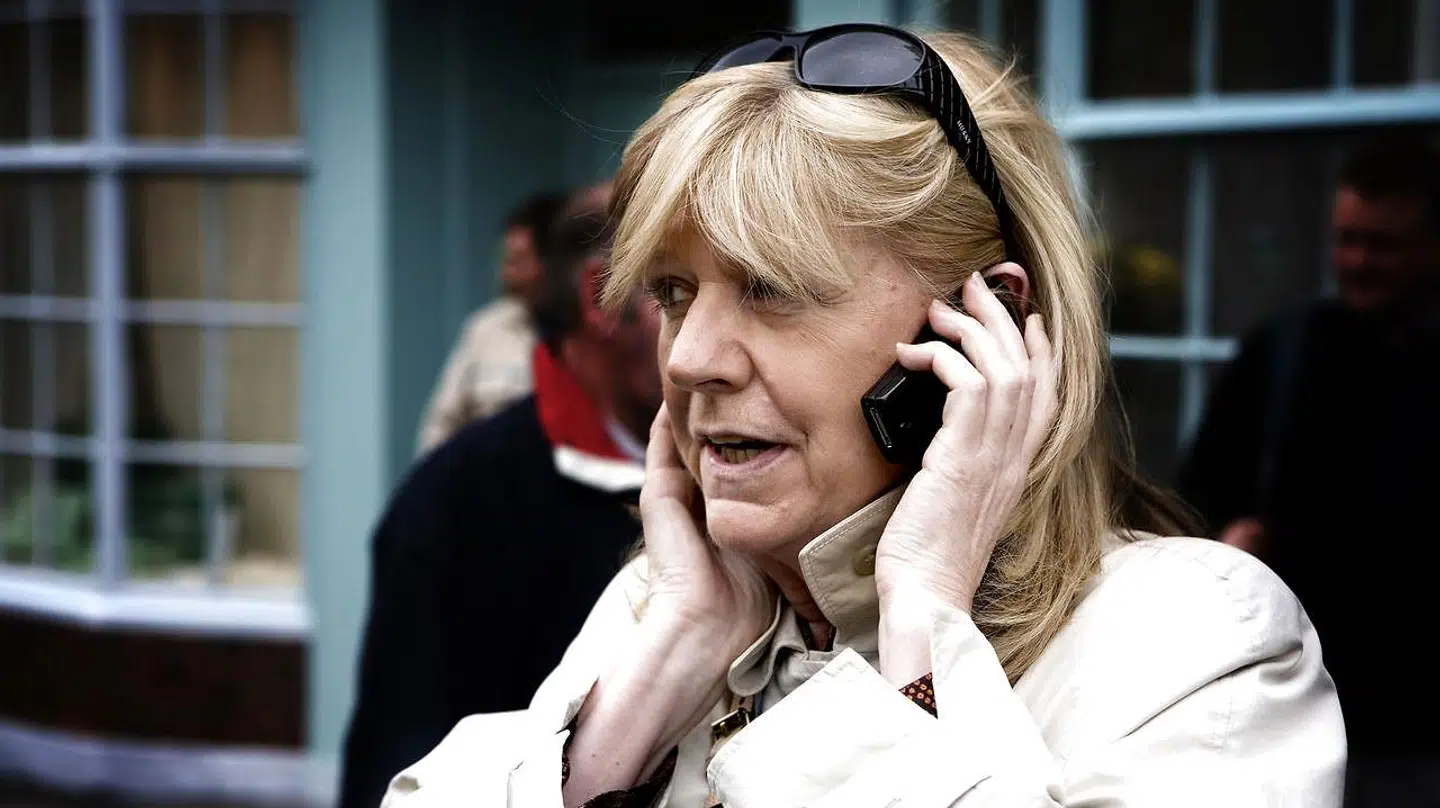 Korrespondent for TV 2, Ulla Terkelsen på arbejde i forbindelse med den engelske dronnings 80-års fødselsdagsfest.