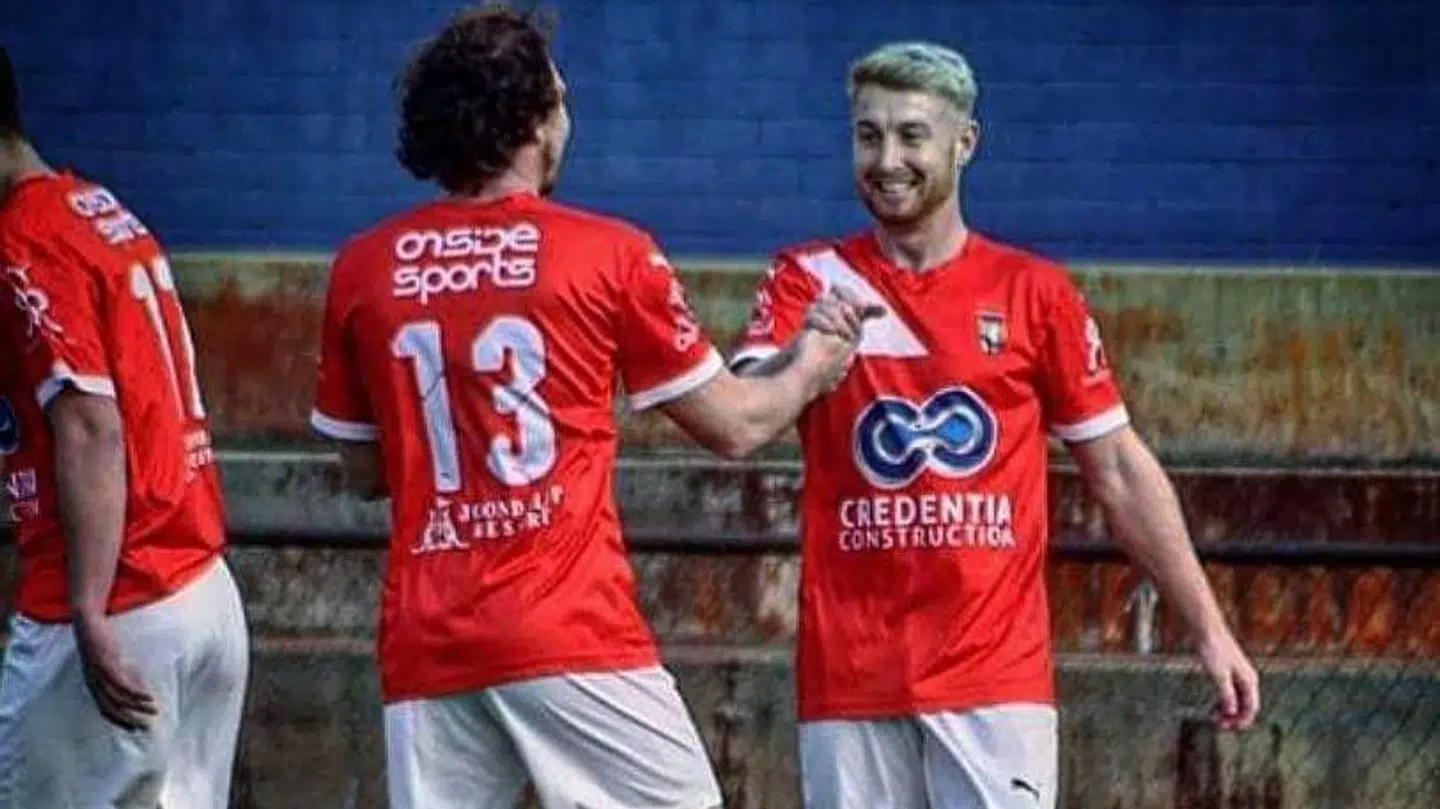 Danny Hodgson (th.) på fodboldbanen.