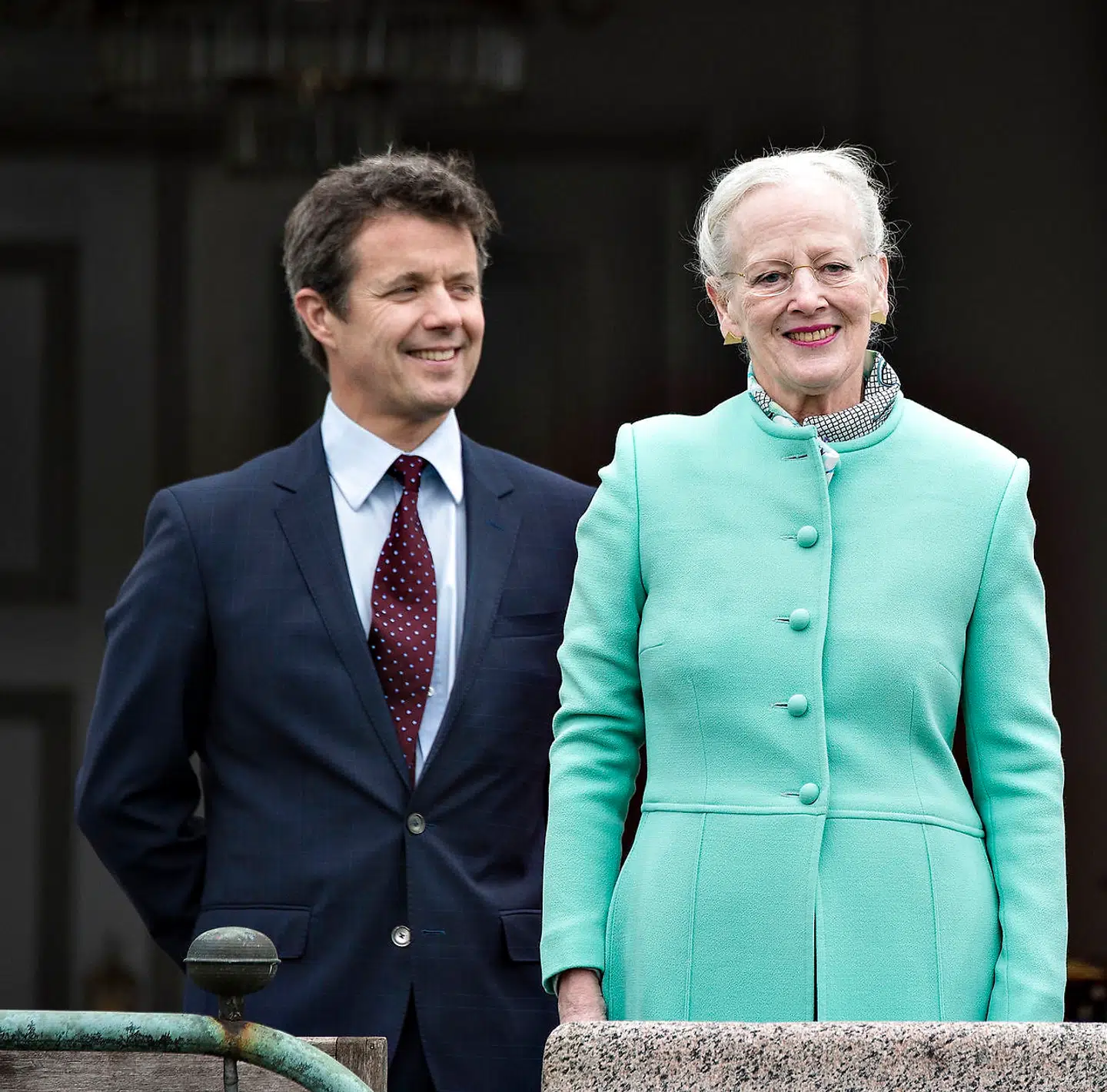 Arkivfotot: Hendes Majestæt Dronning Margrethe fejrede søndag d. 16. april sin 77-års fødselsdag på Marselisborg Slot sammen med børn og børnebørn. Her er Kongefamilien samlet på verandaen, Dronning Margrethe og kronprins Frederik. (foto: Henning Bagger / Scanpix 2017)