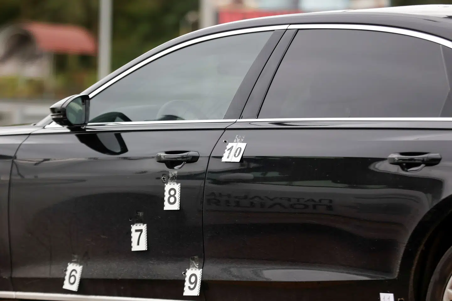 Adskillige gange blev den ukrainske toprådgivers bil ramt af kugler i et tilsyneladende forsøg på at slå ham ihjel. Politiet har markeret skudhullerne i bilen. Serhii Nuzhnenko/Reuters