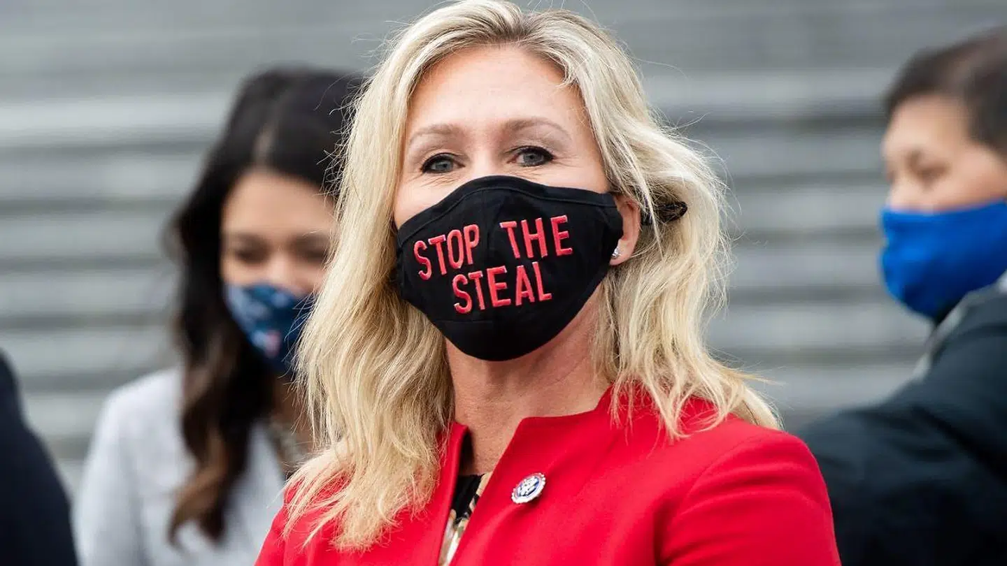 Marjorie Taylor Greene med en 'stop the steal'-maske på. Den henviser til, at hun mener præsidentvalget i USA sidste år blev 'stjålet'.