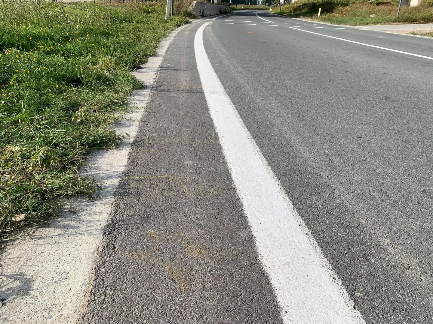 Her ses skriften på asfalten.