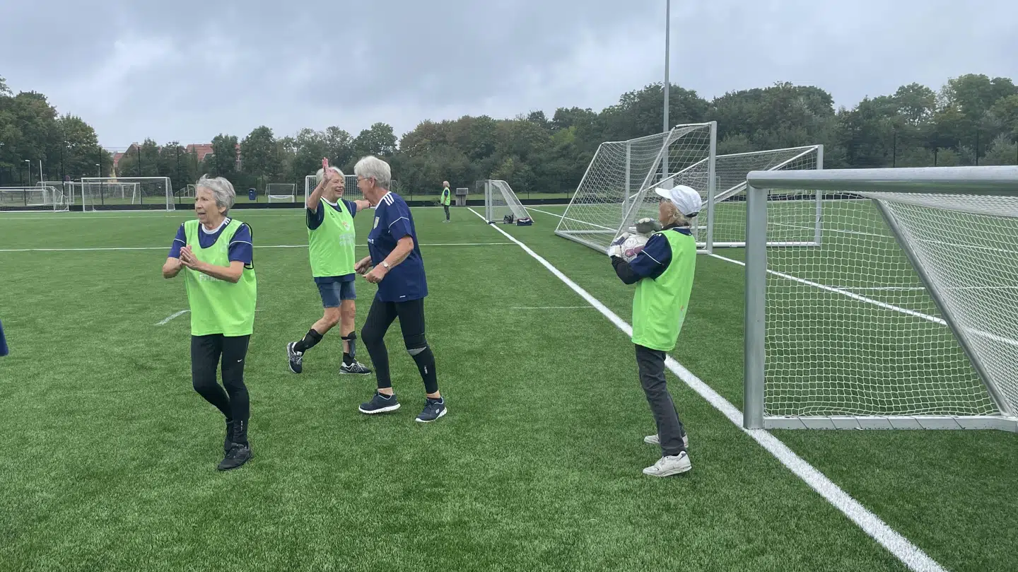 Holdets ældste spiller på 87 år har netop foretaget en afgørende redning. (Foto: Cordelia Weber og Heidi Bendtsen Nielsen)