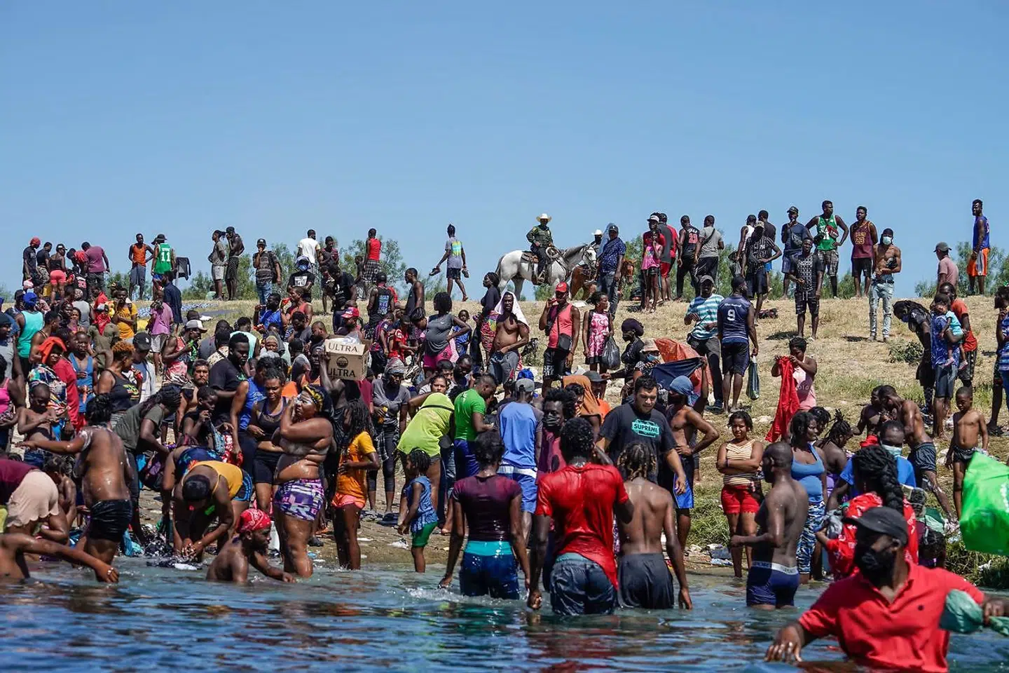 Tusinder af mennesker har slået sig ned på den mexicancke side af Rio Grande-floden. Dem der krydser den og bliver fanget af amerikanske betjente, risikerer at blive sendt tilbage til deres oprindelige udgangspunkt.