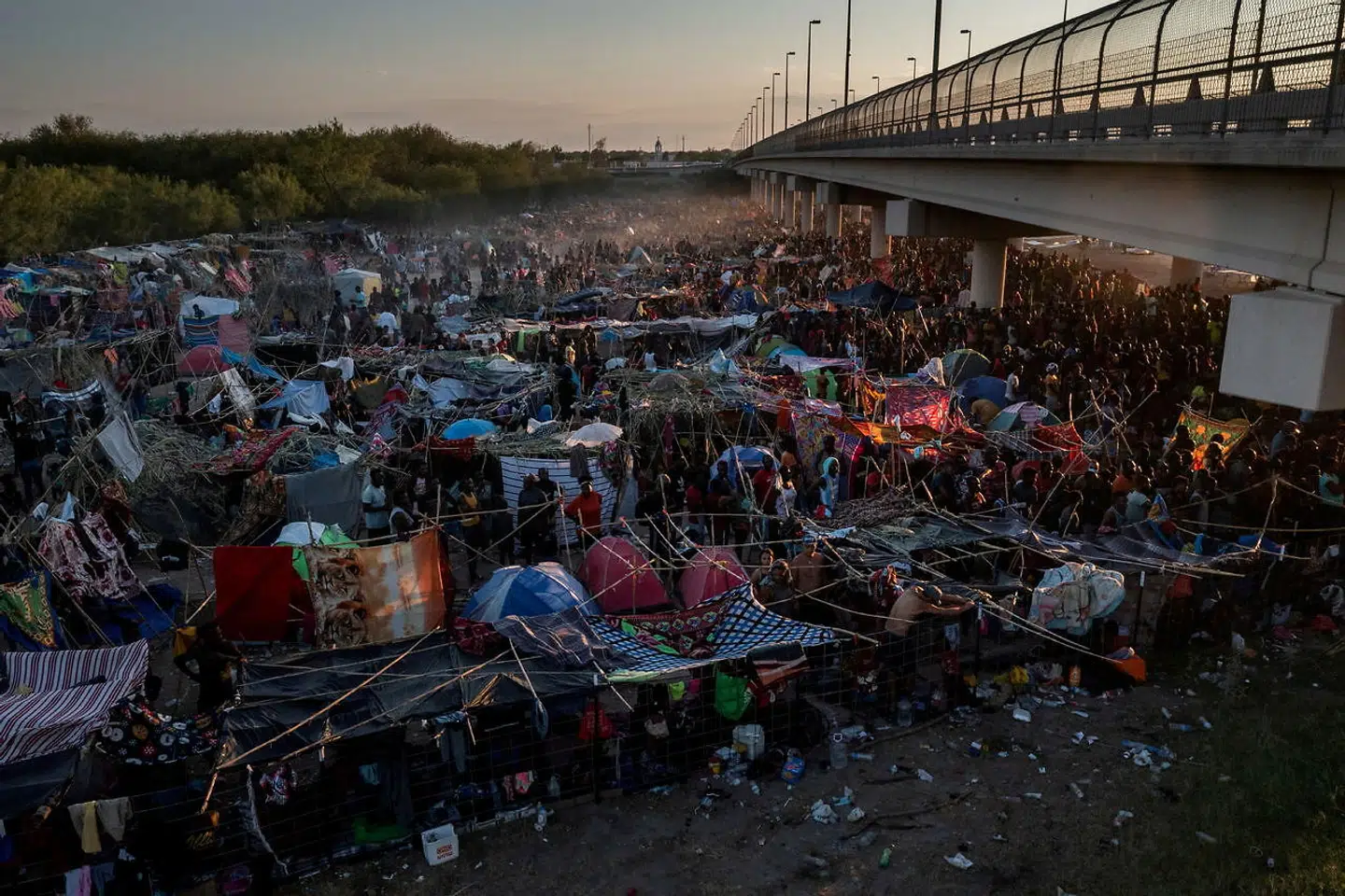 Mindst 15.000 migranter menes nu at befinde sig ved Del Rio-grænseovergangen. De fleste af disse er haitianere