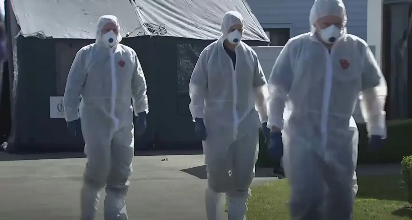 Teknikere fotograferet foran familiens hjem i Timaru New Zealand (Foto: AP/Ritzau Scanpix)