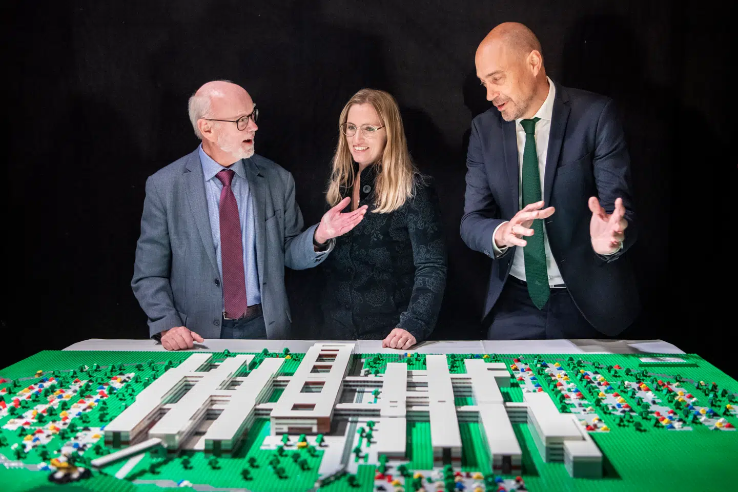 Regionsrådsformand Stephanie Lose og sundhedsminister Magnus Heunicke beskuer LEGO-modellen af det nye OUH.