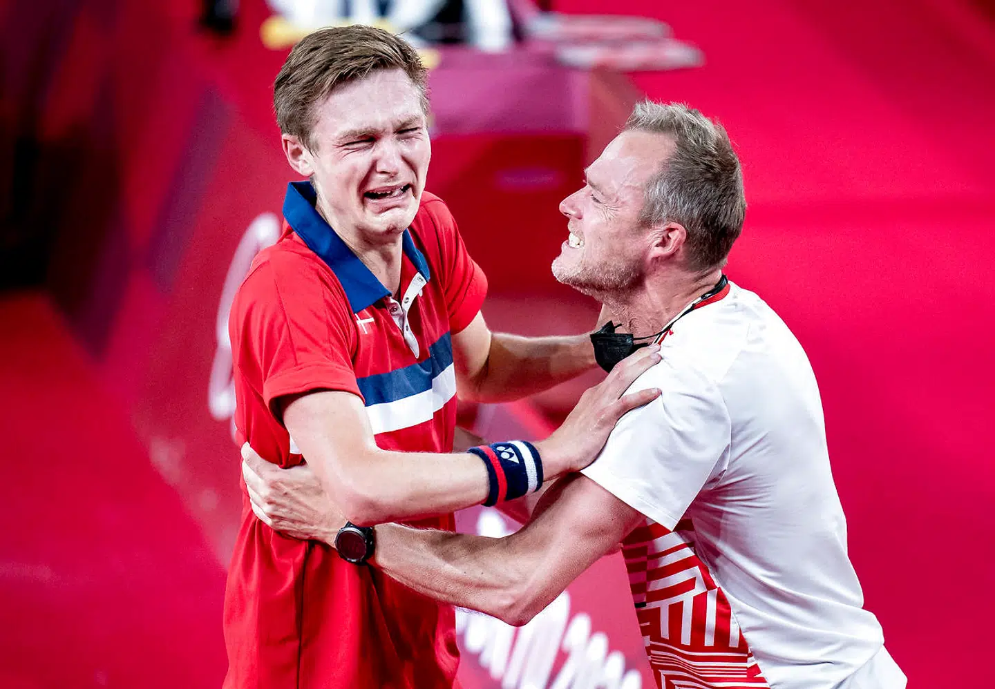 Viktor Axelsen kunne ikke holde tårerne tilbage, da han vandt OL-guld mandag 2. august.