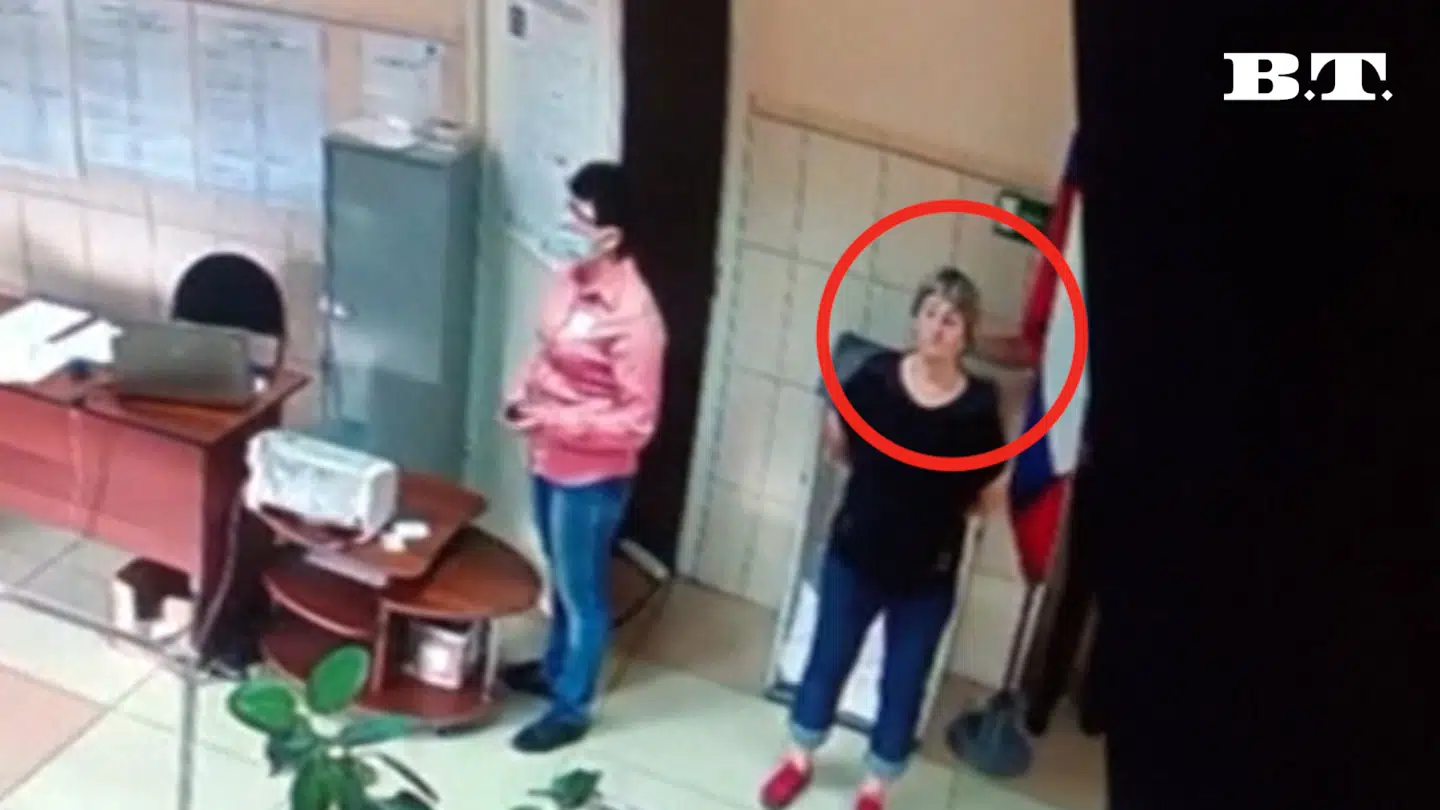 Hånden bag kvinden i den sorte t-shirt vækker opsigt i og udenfor Rusland.