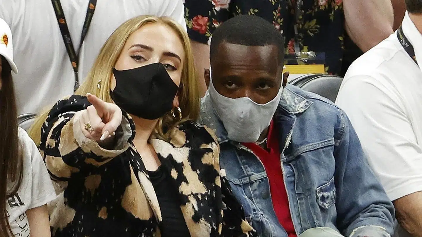 Adele og Rich Paul til NBA-finalekampen mellem Milwaukee Bucks og hjemmebaneholdet Phoenix Suns.