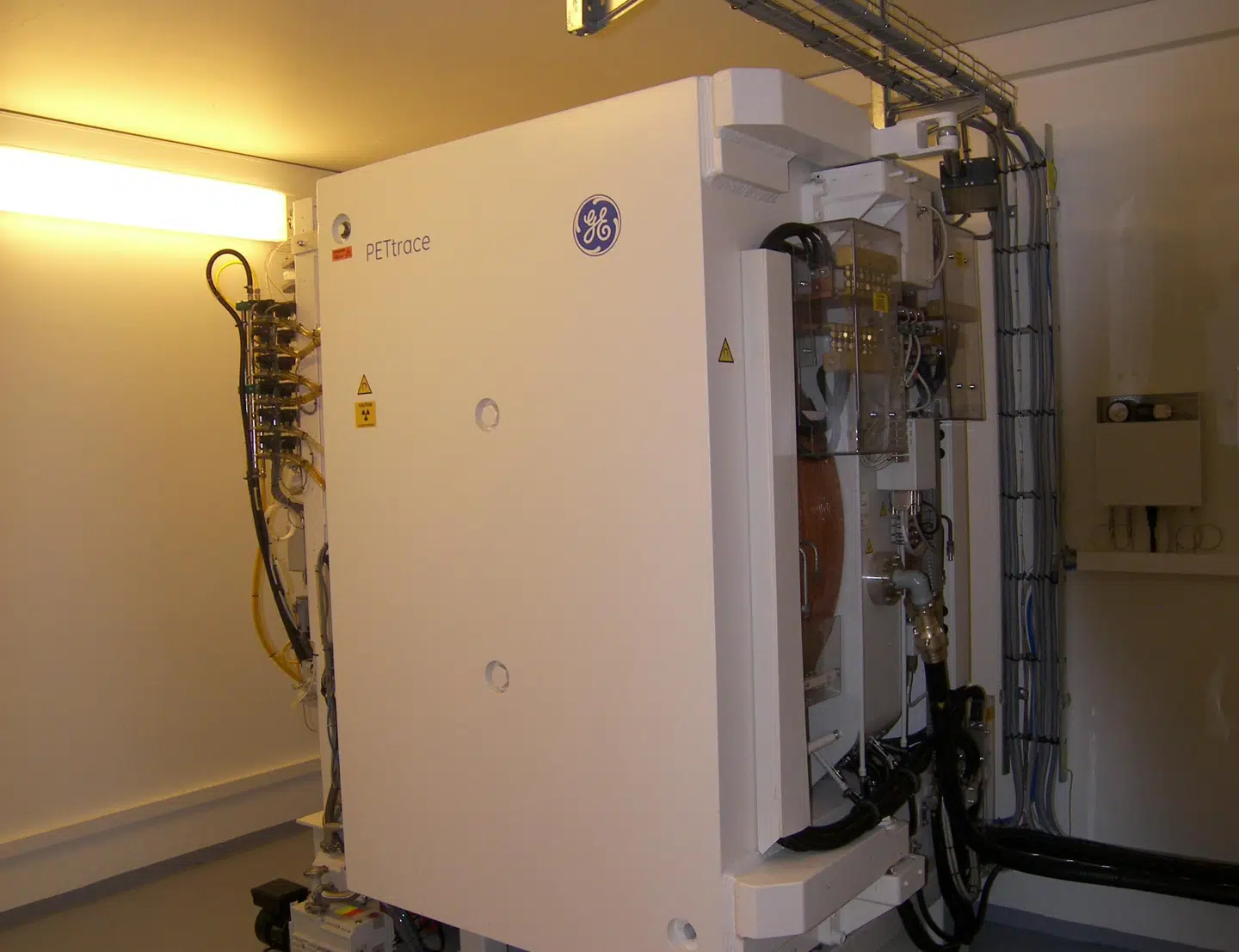 En af de to cyklotroner, da den blev nedsat i bunkeren.