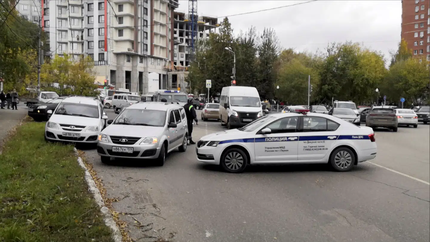 Politiet blokerer gaden ved universitetet i Perm.