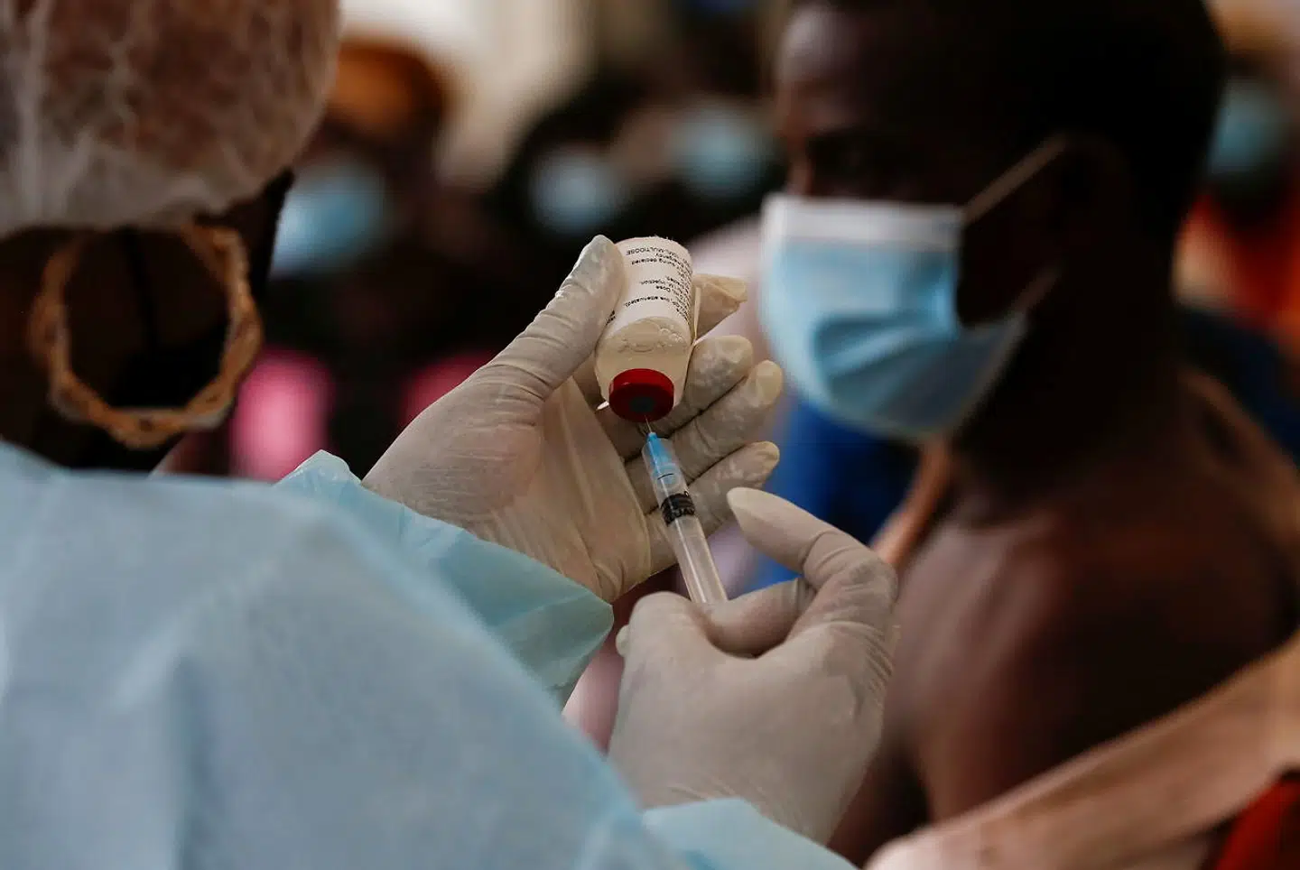 Hun gør sprøjten klar med vaccinationen mod Ebola i Alakro.