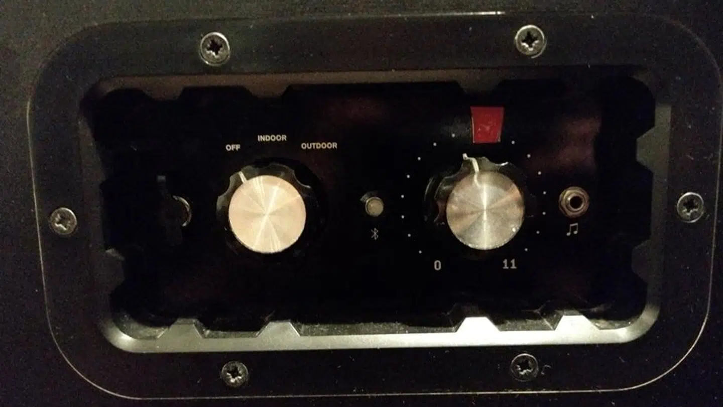 Nicolai Toft Vesters Soundboks har et rødt mærkat, der viser, hvor højt han maksimalt må spille, før politiet kommer. Foto: Nicolai Toft Vester