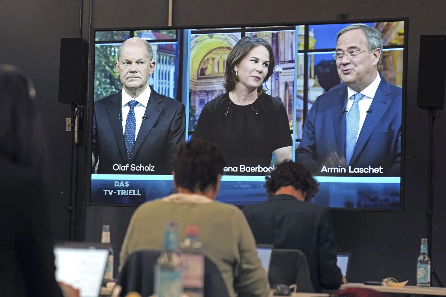 Der følges med i presserummet, mens de tre topkandidater ved det tyske valg deltager i den i sidste tv-debat. Det er fra venstre mod højre SPD's Olaf Scholz, de Grønnes Annalena Baerbock og CDU's Armin Laschet. Valget er næste søndag. Kay Nietfeld/Ritzau Scanpix