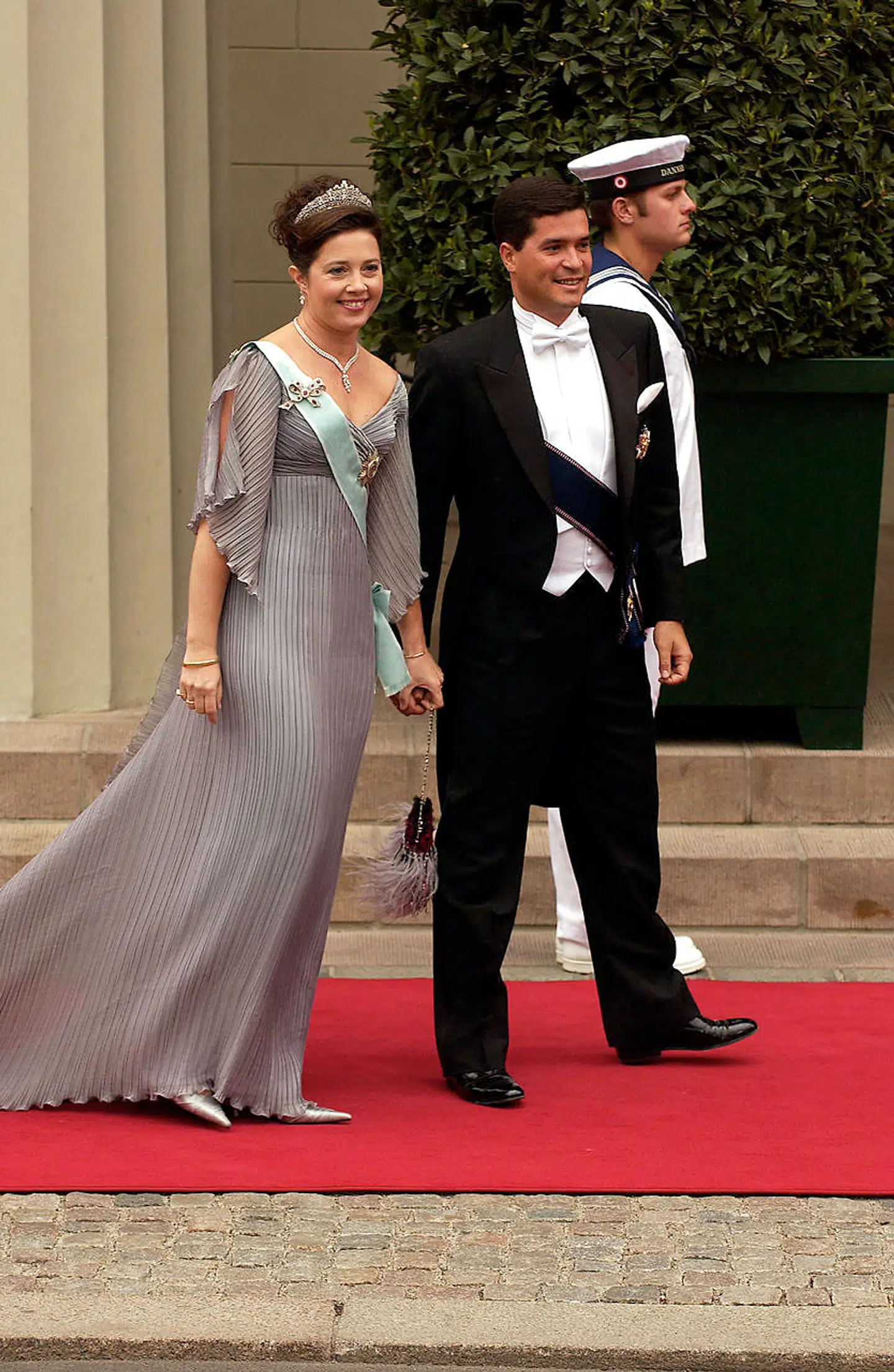 Prins Philippos' storesøster prinsesse Alexia af Grækenland med sin mand, Carlos Morales Quintana, til kronprins Frederik og kronprinsesse Marys bryllup. Om Frederik og Mary skal deltage i det græske bryllup i oktober fremgår endnu ikke af den royale kalender.