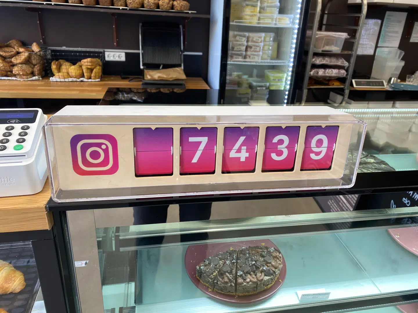 7439 følgere havde Surdejsbagerens Instagram, da B.T. først fik et billede af butikkens skilt. Foto: Rebecca Haugaard Christensen