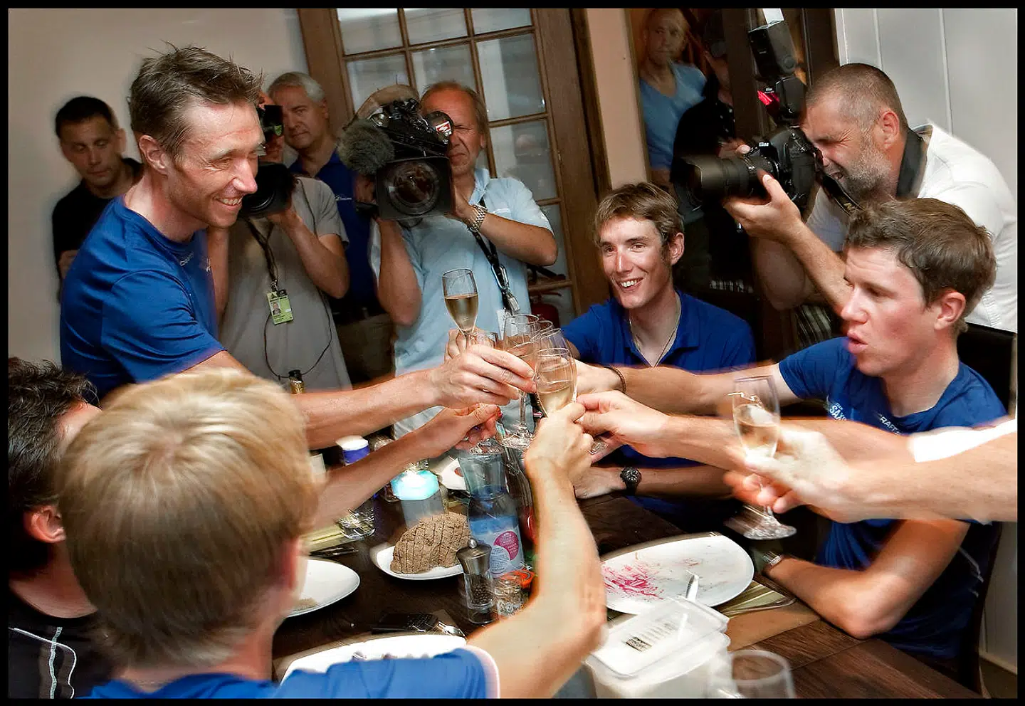 ARKIVFOTO fra Tour de France 2009. Til højre ses Andy Schleck og Chris Anker Sørensen sidde ved siden af hinanden.