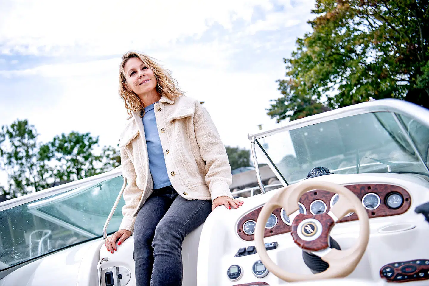 Anne Louise Hassing har solgt sit sommerhus og købt en speedbåd i stedet.