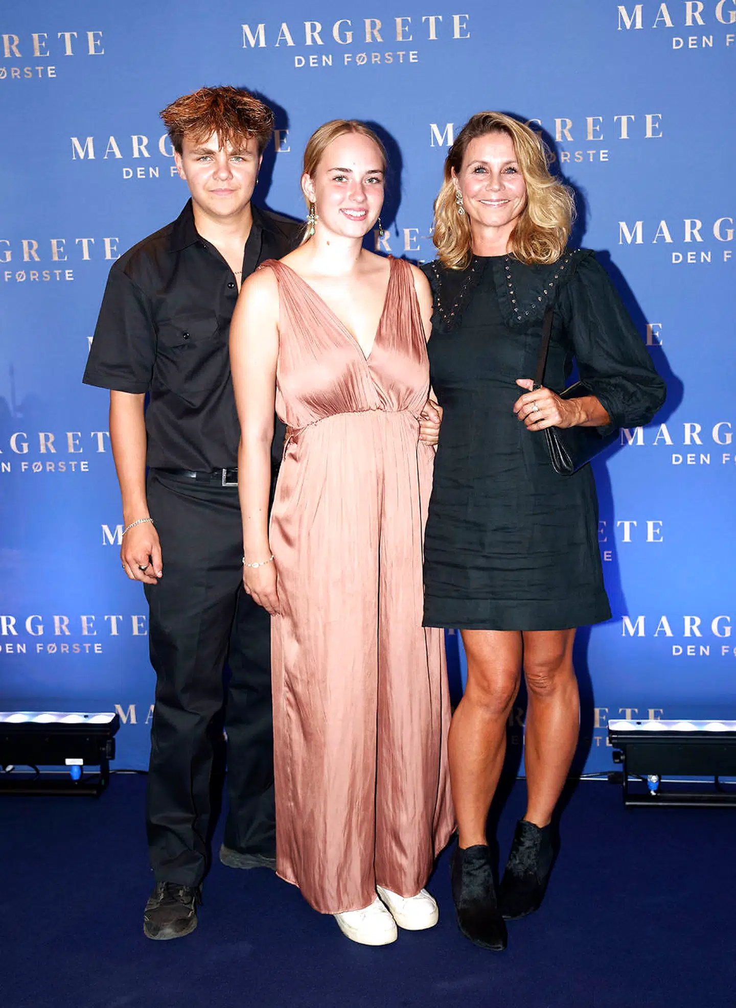 Anne Louise Hassing til gallapremiere på filmen 'Margrete den første'. Til venstre er det hendes søn, Mingus. Foto: Keld Navntoft/Ritzau Scanpix