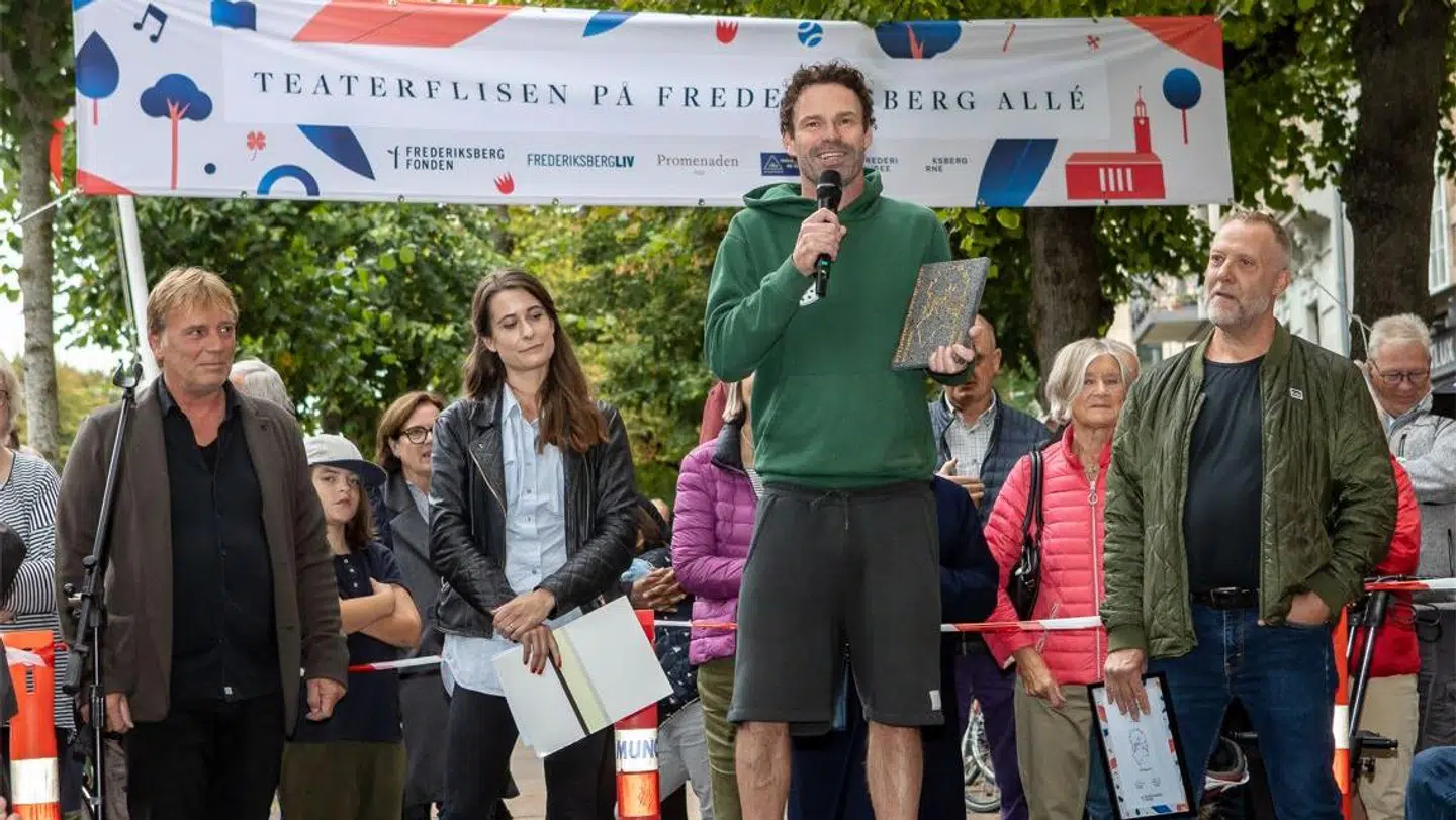 Mick Øgendahl da han fornylligt blev tildelt en flise på Frederiksberg Allé. En hæder for gennem mange år at have gjort sig særligt bemærket.