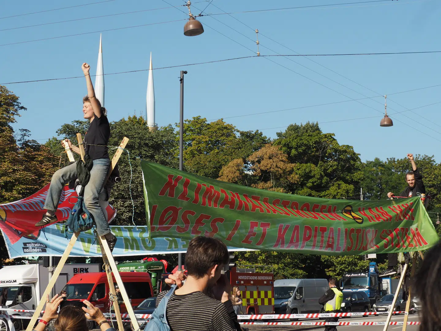 Et af mange bannere, der var en del af blokaden. »Klimakatastrofen kan ikke løses i et kapitalistisk system,« lyder det. Foto: Extinction Rebellion.
