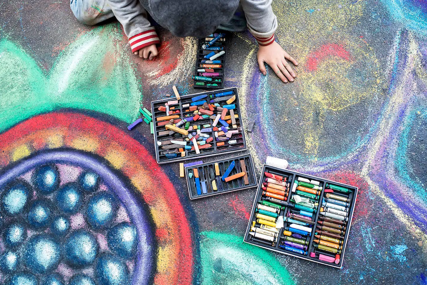 Nørrebro Lokaludvalg har investeret i 5.000 stykker kridt i anledningen af bilfri Søndag 2021, hvor Nørrebrogade er lukket fra Dronning Louises Bro til Den Røde Plads. Lokaludvalget opfordrer københavnerne til at male 'årets største kridtmaleri.'