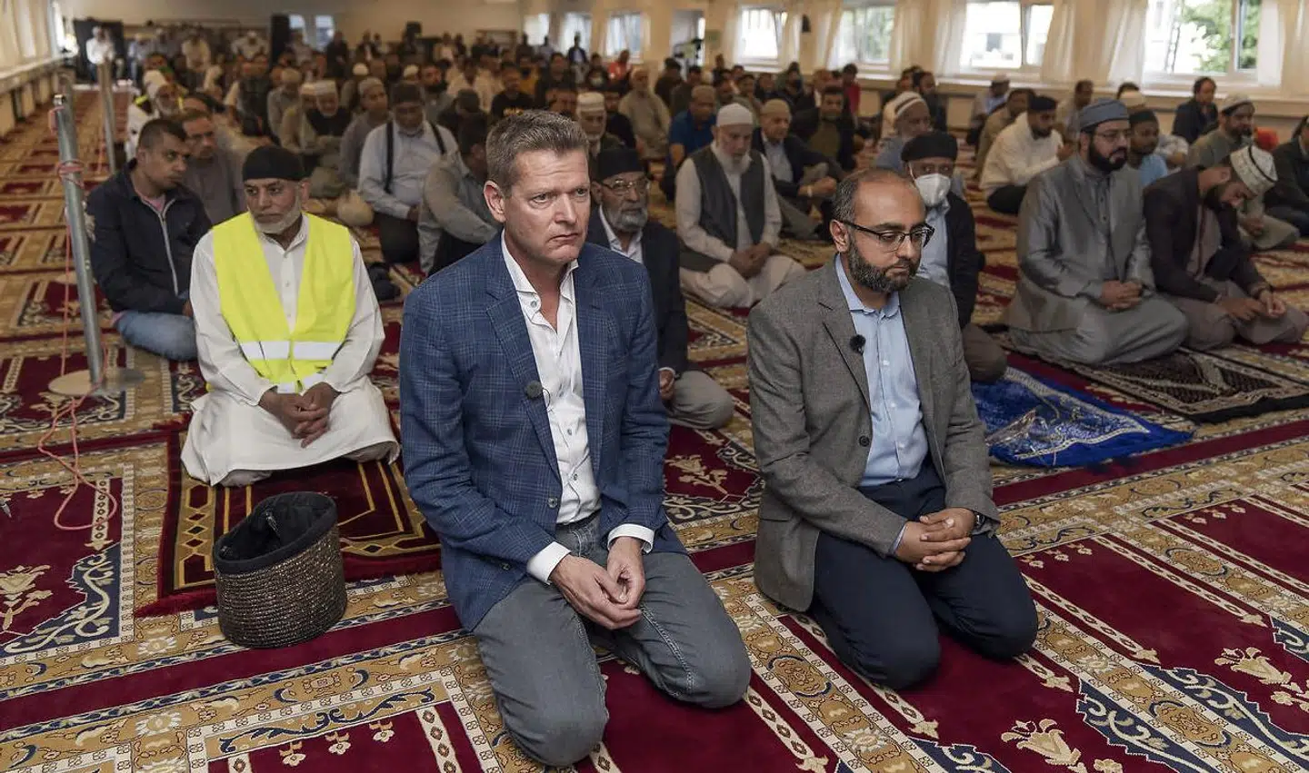 Søren Brostrøm (tv.) og læge Urfan Ahmed har rykket vaccinationer ud til moskeer i forbindelse med fredagsbøn.