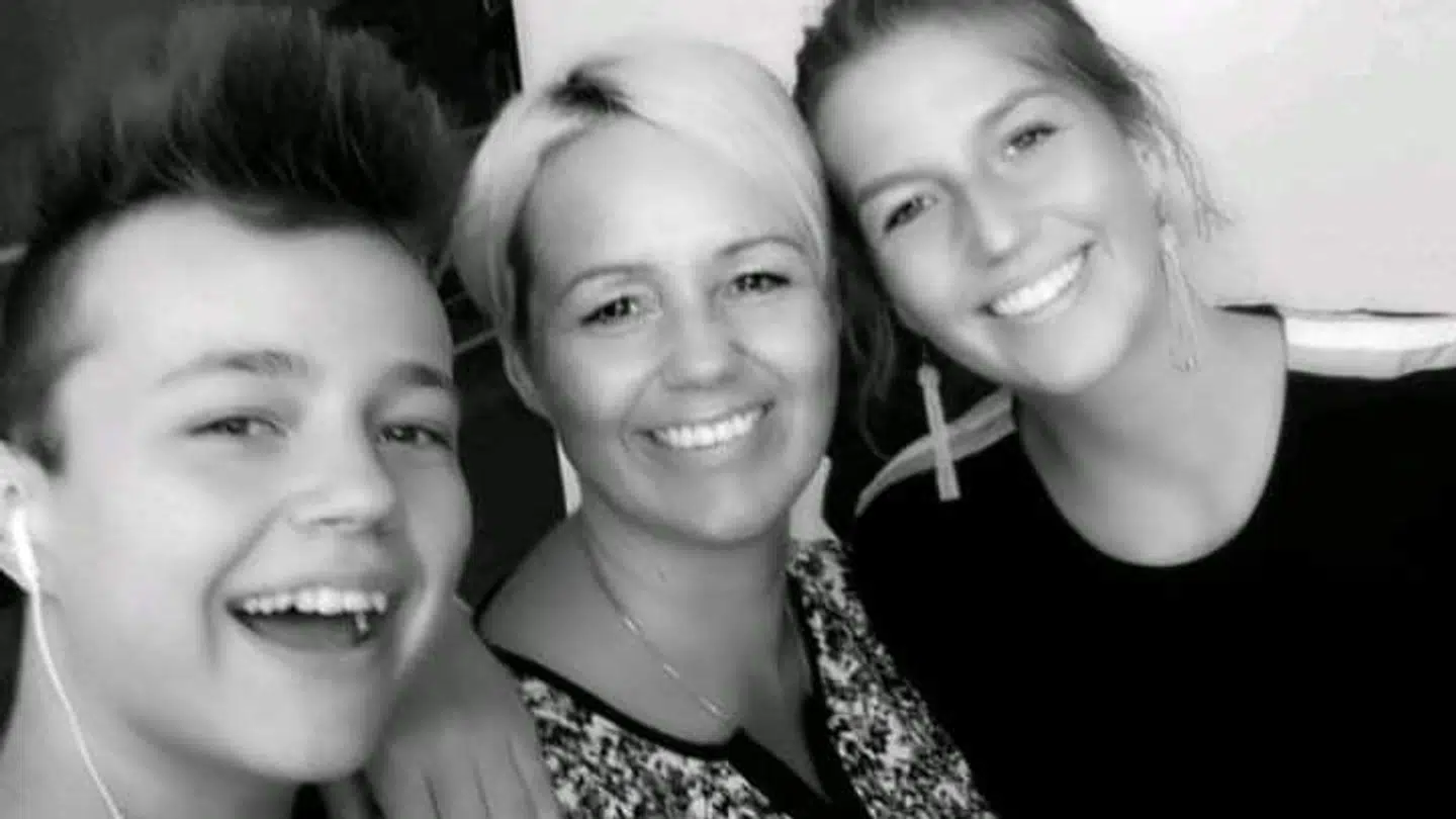 Et privat billede af en glad Noah med sin mor, Laila Motzfeldt, og sin søste, inden overfaldet fandt sted.