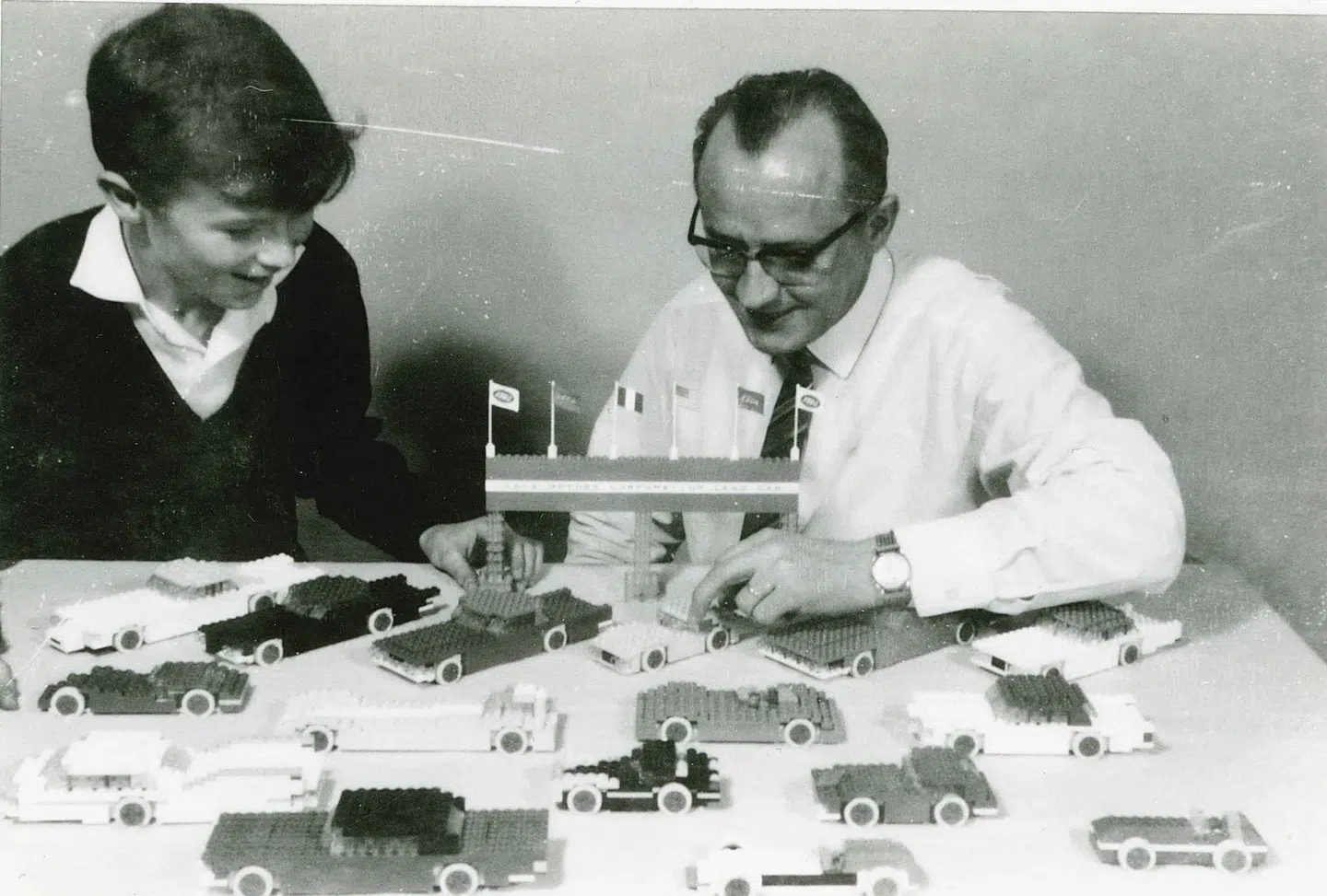 Kjeld Kirk Kristiansen elskede at lege med LEGO som lille og blev tit brugt som 'forsøgskanin' af sin far. Her ses han med Godtfred Kirk Christiansen i 1962.