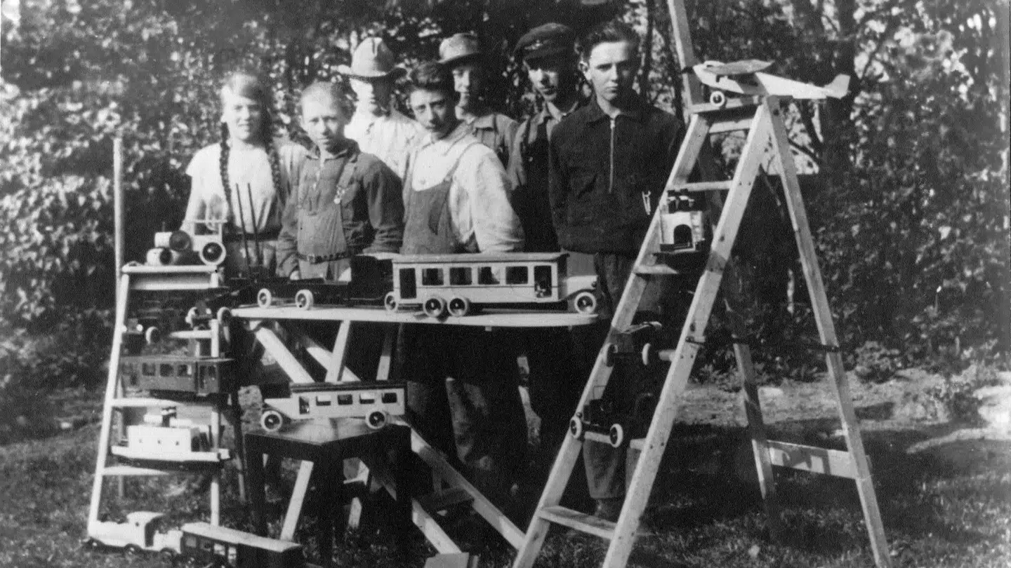 LEGO-koncernens medarbejdere fotograferet ved det første trævaresortiment i sommeren 1932.