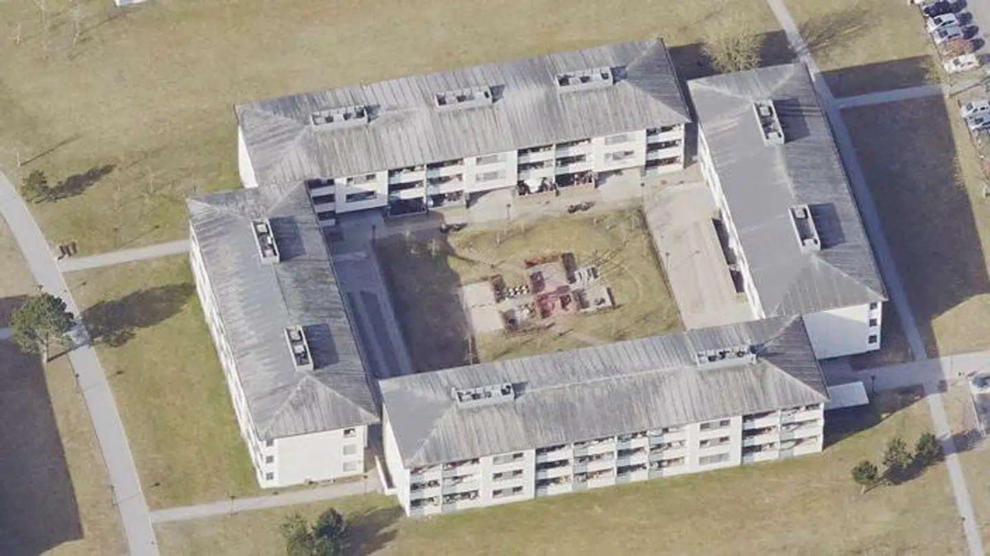 Det var i denne gård, at den 41-årige blev skudt og dræbt. Foto: Skraafoto