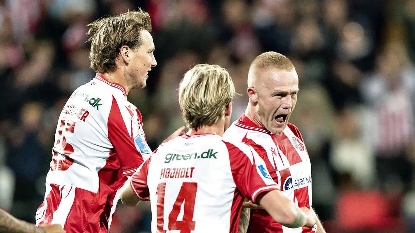 Jubel hos AaB over endnu en dødboldscoring. Her har Rasmus Thelander pandet endnu en scoring ind for nordjyderne i fredagens kamp mod OB – holdets femte i de seneste tre kampe.