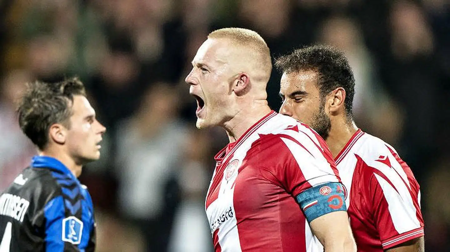 AaB's Rasmus Thelander har bragt hjemmeholdet i front med 1-0 mod OB fredag aften. Til sommer udløber AaB-forsvarskrumtappens kontrakt.