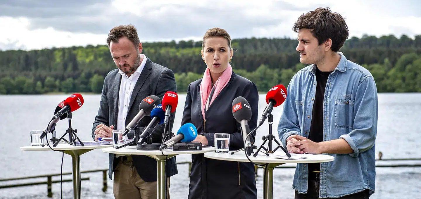 Formand for DSU Frederik Vad Nielsen (th.), flankeret af Mette Frederiksen og Dan Jørgensen.