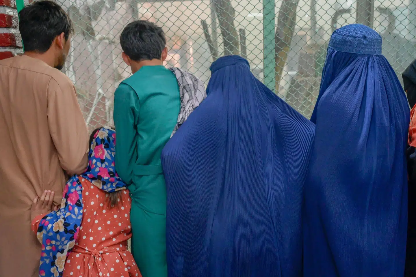 Besøgende i Kabuls zoo fredag. En del kvinder har fundet burkaen frem, den heldækkende dragt, efter Taliban har generobret magten i Afghanistan. Bulent Kilic/Ritzau Scanpix
