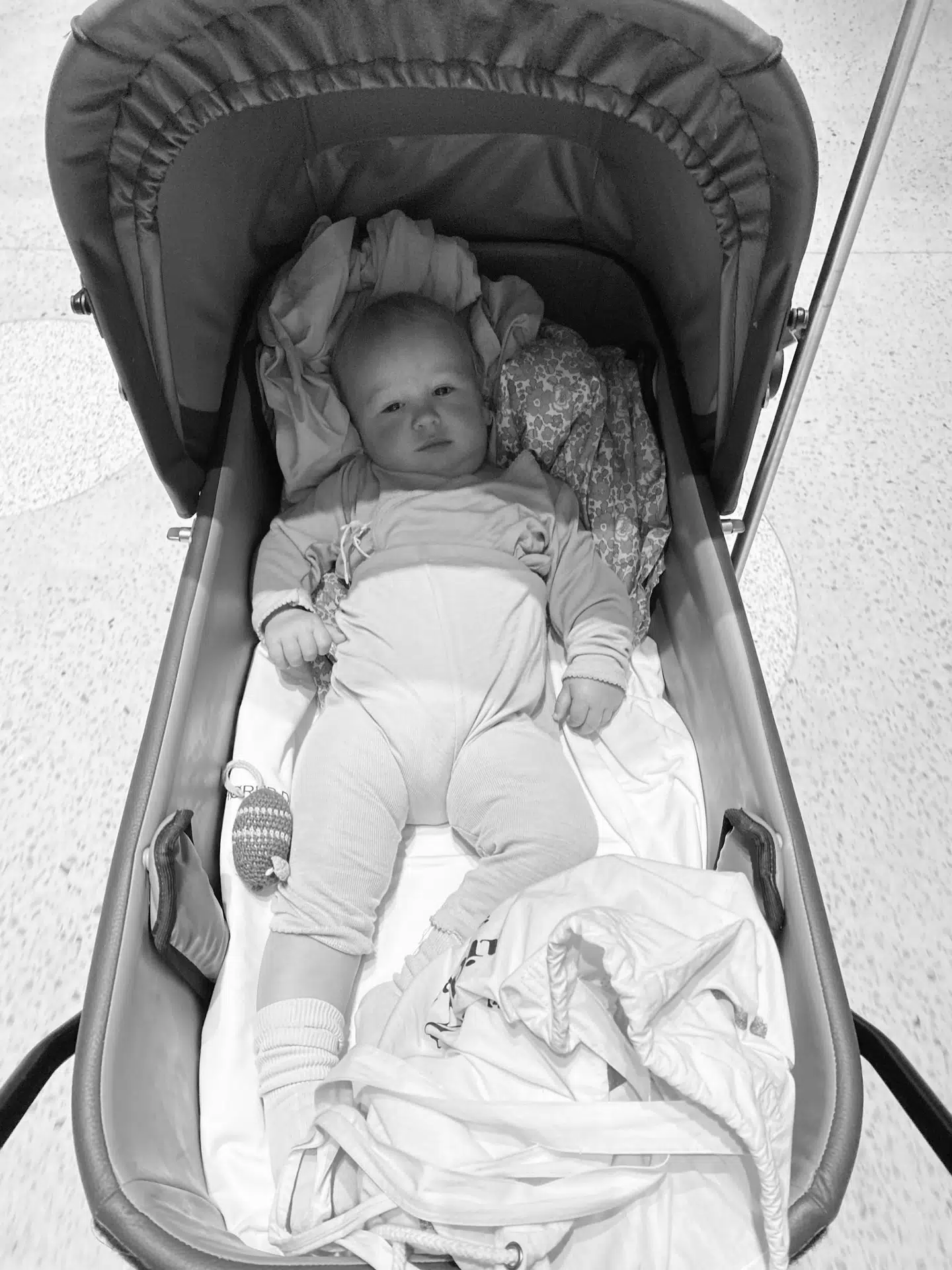 Her ligger Carl Otto i en barnevogn, som Caroline Jacobsen selv fandt i et hjørne på Herlev Hospital.