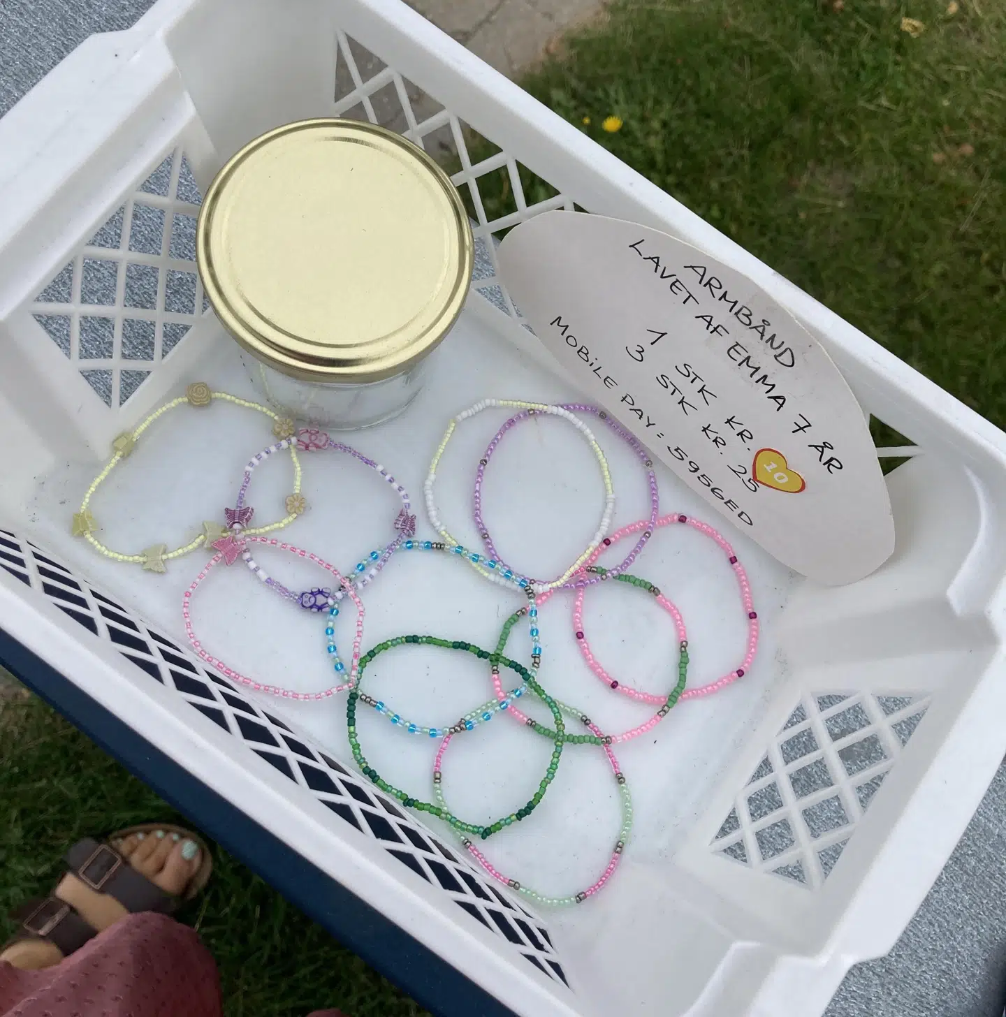 For omkring 14 dage siden manglede der pludselig to armbånd i kurven. Først tænkte de, at der nok bare var forsinkelse på mobilepay, men pengene kom aldrig. Foto: Privat.