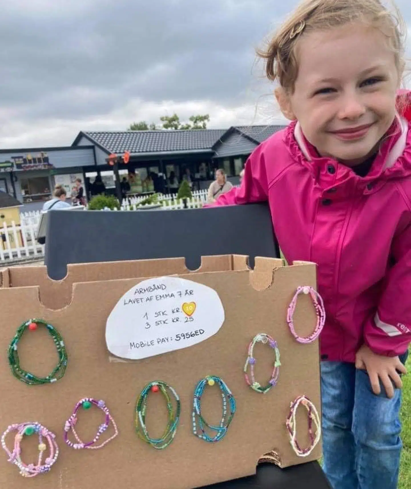 Ideen til boden opstod, da familien var på ferie i Vestjylland i sommerferien. Emma lavede armbånd sammen med sin mor, og de tænkte, at det kunne være sjovt at prøve at sælge dem i en lille bod ude foran sommerhuset. Foto: Privat