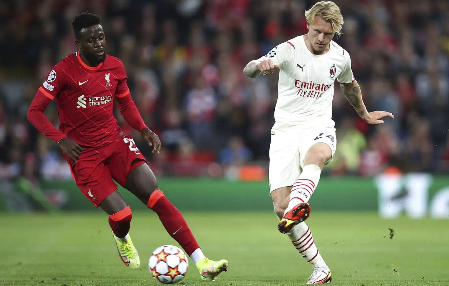 Simon Kjær i duel med Divock Origi i onsdagens opgør.