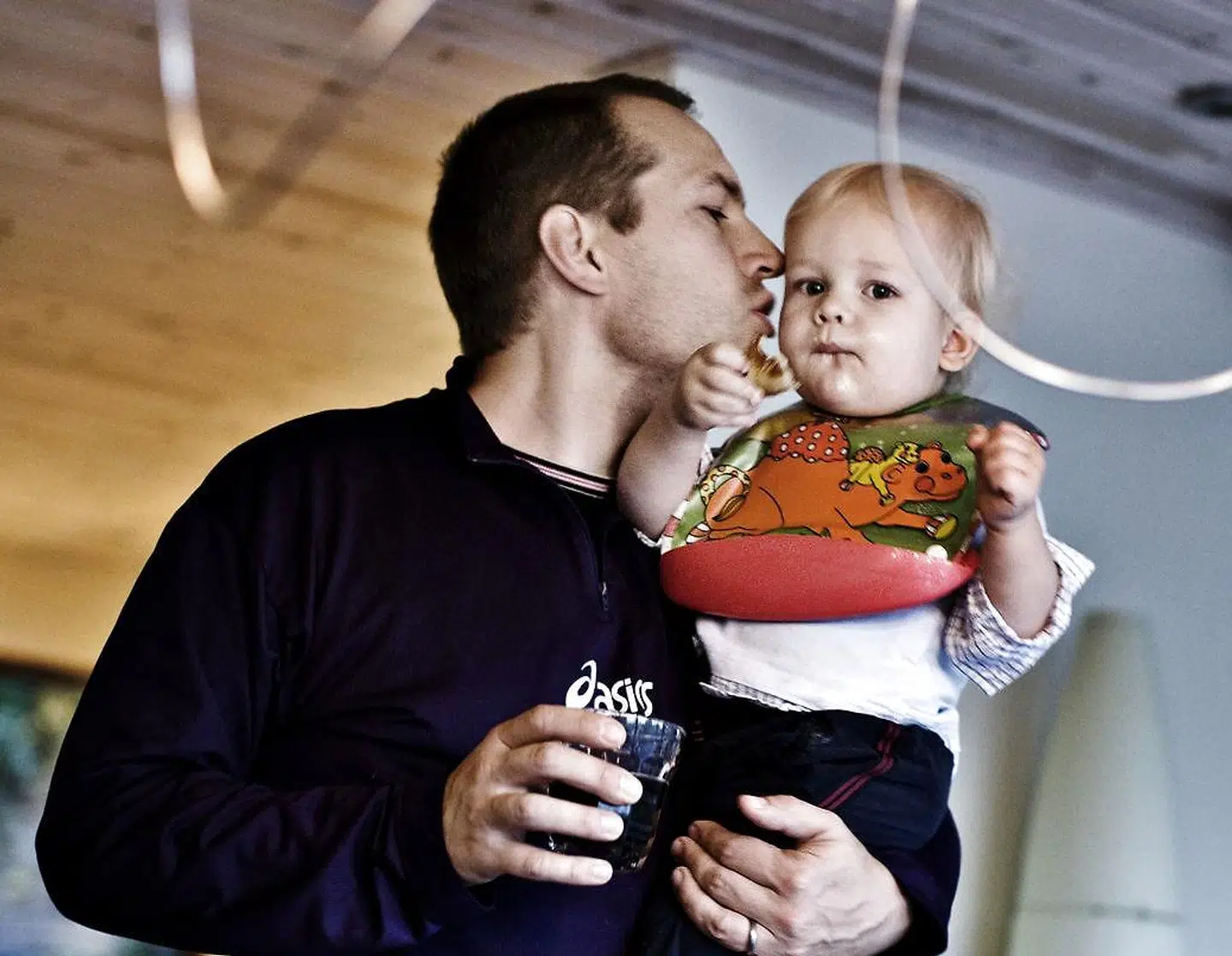 Arkivfoto af Martin Thorborg med sønnen Mads, som i dag er 15.