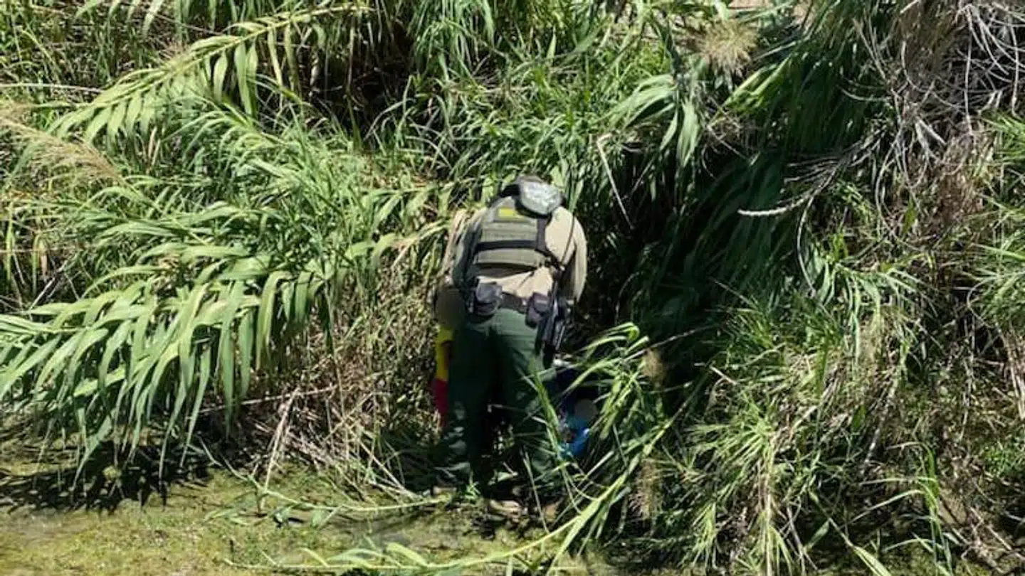 En agent fra det amerikanske border patrol med de to børn.