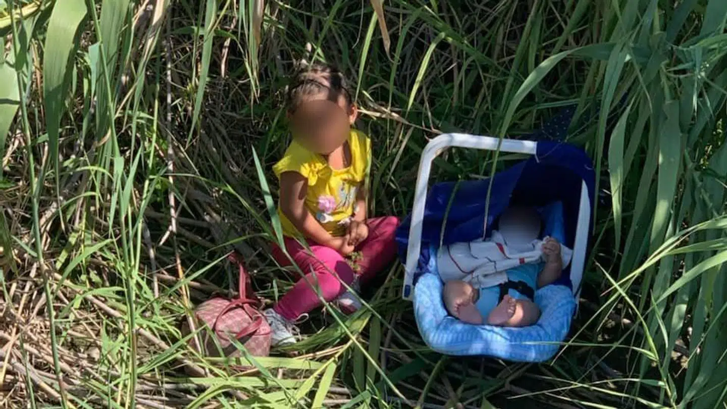 To helt små børn er blevet fundet efterladt ved grænsen til USA.