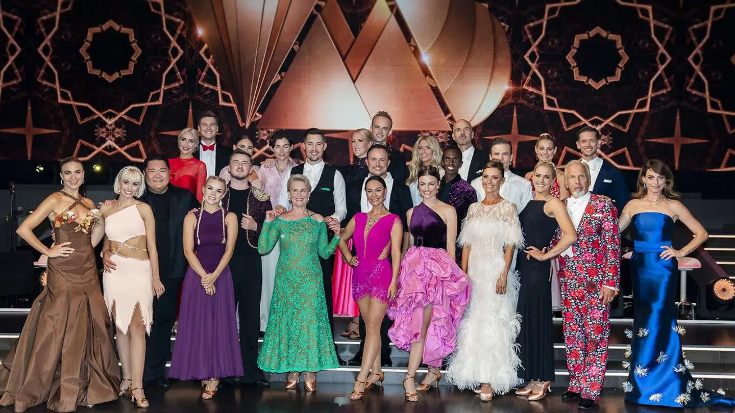 Alle deltagerne på gulvet sammen med værterne Sarah Grünewald og Christiane Schaumburg-Müller til 'Vild med dans'-premieren fredag den 10. september 2021.