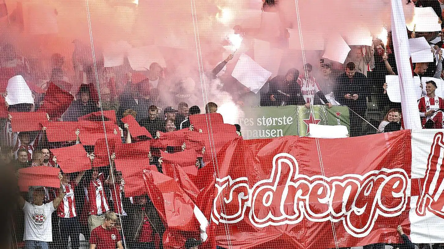 AaB-fansene var nok en gang mødt talstærkt op på udebane til søndagens kamp mod Viborg. Til gengæld er opbakningen knap så prangende hjemme i tv-stuerne.