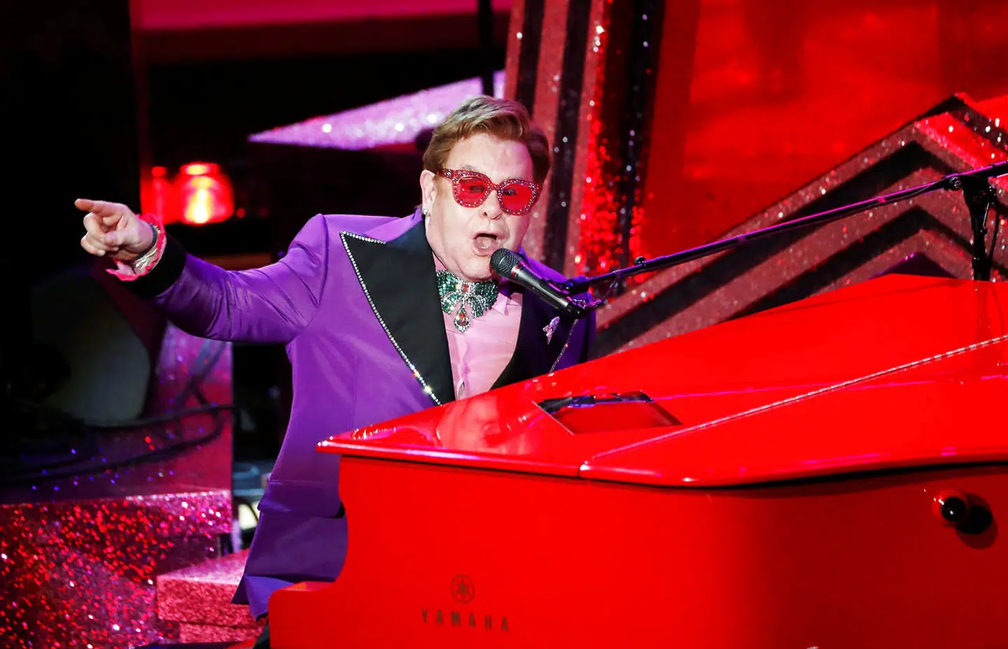 Sådan her kan det snildt se ud, når det klaverspillende rockikon Elton John går på scenen. Her til Oscar-uddelingen i januar 2021 med nummeret "(I'm Gonna) Love Me Again" fra Rocketman.