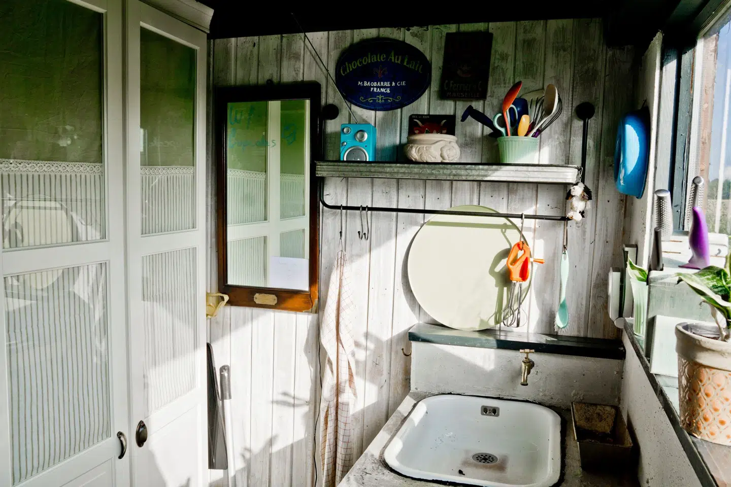 I Lærke Skyes nuværende hus er det hele lavet stort set udelukkende af genbrugsmaterialer, men det bliver ikke helt det samme i det nye, mindre hus.